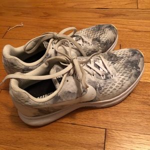 White and grey floral Pattern Nikeid